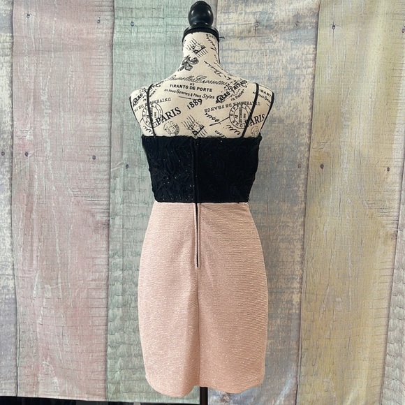 - In excellent condition Woman’s City Triangles dress. Size is 9. - Picture 12 of 16